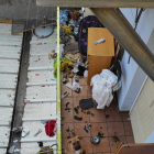 Imatge del gos envoltat de brutícia al balcó interior.