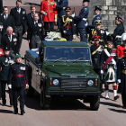 La comitiva fúnebre -amb la família reial- darrera el fèretre del duc d'Edimburg, al castell de Windsor.