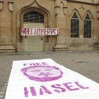 Pla obert on es poden veure pancartes de suport al raper Pablo Hasél a l'entrada del Rectorat de la UdL.