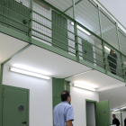 Un funcionario de prisiones en el Departamentos Especiales de Régimen Cerrado (DERT) de Brians 1.