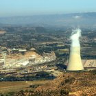Imatge d'arxiu de la central nuclear d'Ascó amb la xemeneia a la dreta i els reactors a l'esquerra.