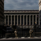 Els membres de la Guàrdia Nacional asseguren el perímetre a prop de la Casa Blanca.