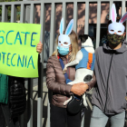 Imatge de dos dels participants al costat d'un pancarta reclamant el rescat dels animals de Vivotecnia.