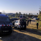 Una furgoneta dels Mossos d'Esquadra a la festa il·legal en una masia del Berguedà.