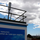 Una caseta de recogida de datos de la calidad del aire en el Camp de Tarragona, en el pueblo de Puigdelfí, en el Tarragonès.
