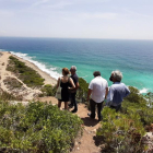 El alcalde de Salou, Pere Granados con los diputados socialistas visitando los entornos naturales del territorio.