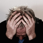 Imagen de archivo de un hombre con dolor de cabeza.
