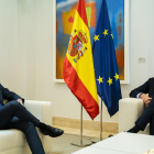 El presidente del gobierno español, Pedro Sánchez, y el líder del PP, Pablo Casado, reunidos en La Moncloa.