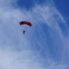 Imagen de archivo de un paracaidista en el aire.