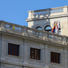 La façana de la palau municipal sense la pancarta, aquest diumenge.