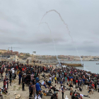 Centenars de persones esperen a la platja de la localitat de Fnideq (Castillejos) per creuar els espigons de Ceuta.