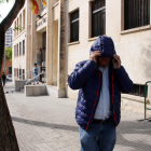 Un dels acusats de la xarxa d'abús de menors i pornografia infantil destapada a Tortosa sortint de l'Audiència de Tarragona tapant-se la cara amb una caputxa.