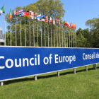 Pla general del cartell on es llegeix 'Consell d'Europa', davant la seu de la institució, a Estrasburg.