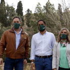 El president de Vox, Santiago Abascal; amb el candidat a la Generalitat, Ignacio Garriga; i de la cap de llista per Tarragona, Isabel Lázaro.