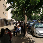 Imagen de los agentes de los Mossos d'Esquadra y personas del Sindicato de la Vivienda delante del edificio.