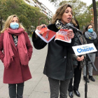 La candidata del PDeCAT a la presidencia de la Generalitat, Àngels Chacón, rompe un pasquín informativo sobre ocupaciones de viviendas publicado por Arran.