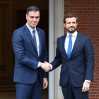 El presidente del gobierno español, Pedro Sánchez, encajando la mano con el líder del PP, Pablo Casado, en una imagen de archivo.