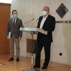 El alcalde de Reus, Carles Pellicer, y el concejal de Recursos Humanos y Medio Ambiente, Daniel Rubio, en rueda de prensa.