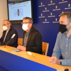 L'investigador de l'IRBLleida, Andreu Casali, amb el president de la Diputació de Lleida, Joan Talarn, i el diputat de Salut Pública, Albert Bajona, durant la presentació de la recerca a la diputació lleidatana.