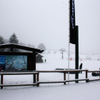 Pla general de la neu que ha caigut a la base de la zona de la pista Llarga de l'estació d'esquí de la Molina (Cerdanya
