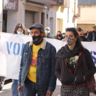 Dos activistas de la Plataforma Riu Siurana encausados, Andreu Escolà y Anaïs Estrems, antes, de llegar a los juzgados de Falset.