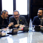 Pla mitjà del president del Parlament, Roger Torrent, amb el vicepresident, Josep Costa, i el diputat de JxCat Eusebi Campdepadrós.