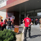 Treballadors davant la porta del Parc Central de Tarragona.