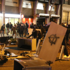 Manifestants formen una barricada al costat d'una sucursal bancària, a Barcelona.