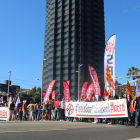 La manifestació dels treballadors de CaixaBank davant la seu del banc a Barcelona, coincidint amb la primera vaga general en la història de l'entitat.