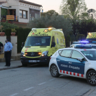 La Policia Local i els Mossos amb les ambulàncies al costat de la casa on ha tingut l'accident la petita a la Bisbal.