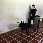 Un gos entrenat amb el mètode Arcón, realitzant un exercici de demostració de detecció de la covid-19.