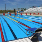 La piscina fa de 50 metres de llarg i té deu carrils.