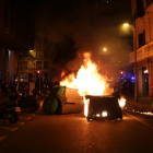Cremen contenidors durant la protesta proHasel a Barcelona.