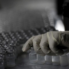 Imatge de vials buits dins una planta de producció de vacunes.