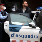Momento en que los Mossos d'Esquadra se llevan detenido al rapero Pablo Hasel.