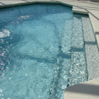 Imagen de archivo de una piscina en un espacio interior.