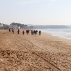 Plano general de la playa Llarga de Tarragona, con personas paseando.