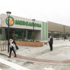 Façana del nou supermercat a l'antiga Sedera de Reus.