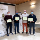 Representantes de las cooperativas premiadas en los premios oleícolas Terra Alta, con el presidente de la DOP Oli Terra Alta, Josep Pere Colat.