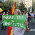 Un hombre muestra un cartel donde se lee 'indulto igual a insulto' durante una manifestación contra los indultos.