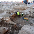 Dos treballadors en l'obra d'urbanització de la plaça de la Catedral de Tortosa i la museïtzació de les restes arqueològiques.