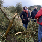 La consellera d'Agricultura, Teresa Jordà, durant una visita a un camp d'oliveres afectat per la nevada del temporal Filomena, a Vinaixa