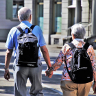Una pareja de personas mayores paseante.