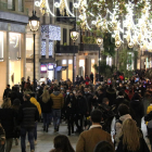 El Portal de l'Àngel de Barcelona, ple de gent fent compres en plena campanya de Nadal.