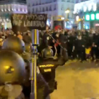 Captura d'imatge de càrregues policials a la plaça del Sol de Madrid.