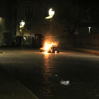 Contenedores quemando en Girona.