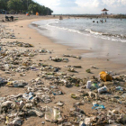 Imagen de plásticos expulsados por el mar después de una tormenta.