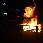 Objetos quemando durante la protesta.
