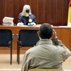 El acusado de violar a su sobrina, sentado en la Audiencia de Lérida durante el juicio,