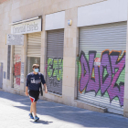 El tramo de la calle Rovira i Virgili que va del cementerio hasta la avenida Catalunya tiene las persianas y las paredes llenas de pintadas.